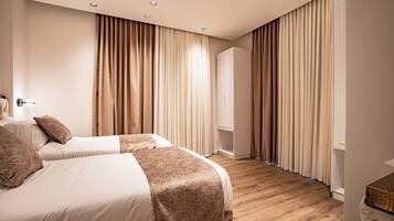 Een bureau, een strijkplank/strijkijzer, gratis wifi