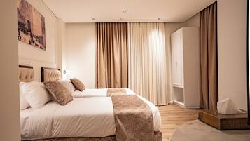 Een bureau, een strijkplank/strijkijzer, gratis wifi