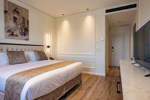 Escritorio, tabla de planchar con plancha y wifi gratis 