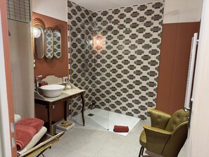 Chuveiro, secador de cabelo, toalhas de banho, sabonete