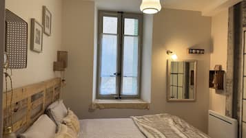 2 bedrooms, iron/ironing board, WiFi, bed sheets