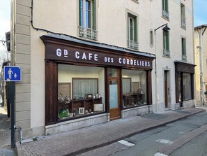 Ein Café namens „GP CAFE DES CORDELIERS“ mit einer Warenpräsentation im Schaufenster.