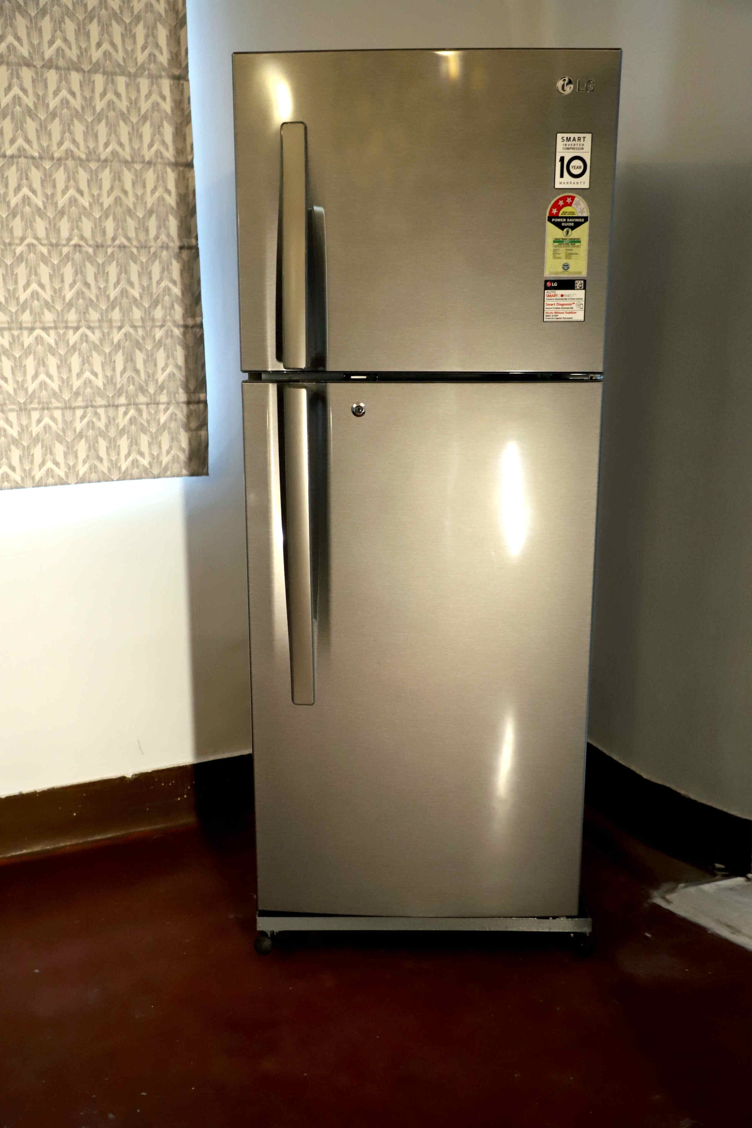 Un refrigerador de acero inoxidable con un asa, una etiqueta que indica que es un refrigerador inteligente y una calificación de '10'.