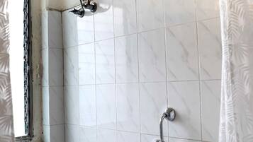 Chuveiro, secador de cabelo, toalhas de banho, sabonete