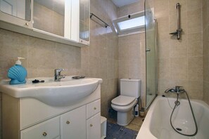 Een douche, een haardroger, handdoeken