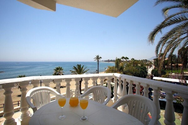 Outdoor dining - Beach Front Apartment in Marbella, Costa del Sol, Spain (Marbella)