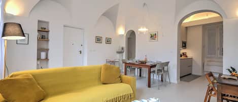 Departamento familiar, varias habitaciones (La Dolce Pigna) | Área de sala de estar | Televisión
