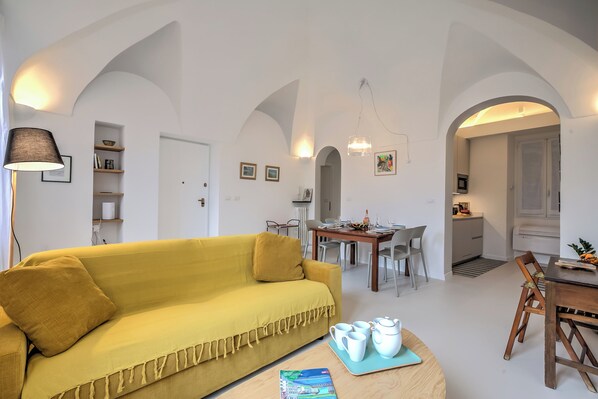 Family Apartment, Multiple Bedrooms (La Dolce Pigna) | Living area | TV - La Dolce Pigna (Sanremo)