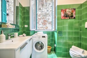 ฝักบัว, ไดร์เป่าผม, โถสุขภัณฑ์แบบบิเดท์, ผ้าเช็ดตัว