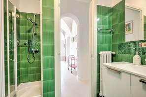 Family Apartment, Multiple Bedrooms (La Dolce Pigna) | Bathroom | Shower, hair dryer, bidet, towels - La Dolce Pigna (Sanremo)