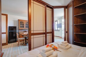 Familienapartment, Mehrere Schlafzimmer (Appartamento Principino 24 Ski in Ski) | 2 Schlafzimmer, kostenloses WLAN, Bettwäsche