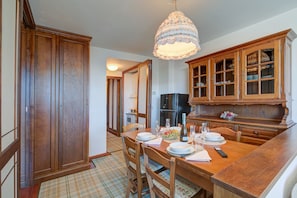 Family Apartment, 2 Bedrooms (Appartamento Principino 24 Ski in Ski) | Dining room