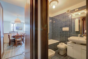 Family Apartment, Multiple Bedrooms (Appartamento Principino 24 Ski in Ski) | Bathroom | Bathtub, hair dryer, bidet, towels - Appartamento Principino 24 Ski in Ski out (Sestriere)