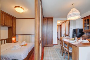 Family Apartment, Multiple Bedrooms (Appartamento Principino 24 Ski in Ski) | 2 bedrooms, free WiFi, bed sheets - Appartamento Principino 24 Ski in Ski out (Sestriere)