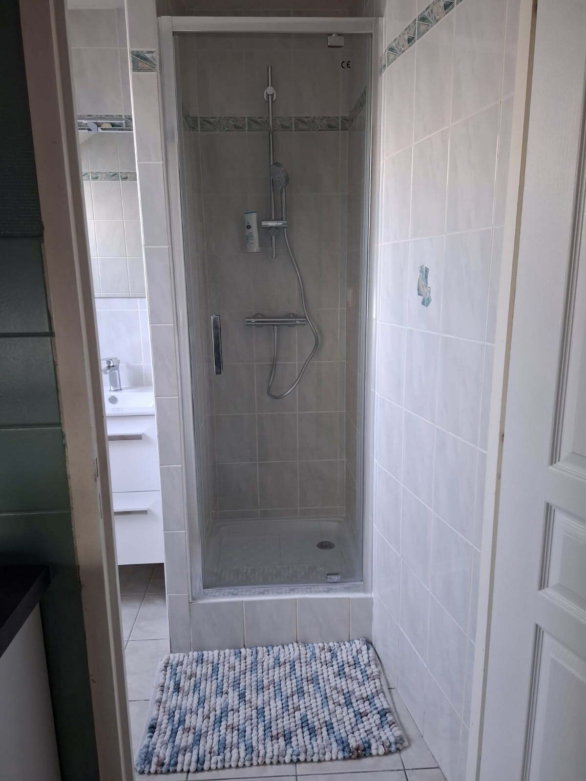Een douche, een haardroger, handdoeken, zeep
