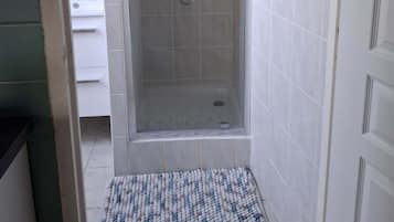 Een douche, een haardroger, handdoeken, zeep