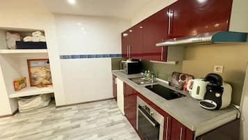 Fridge, microwave, oven, coffee/tea maker
