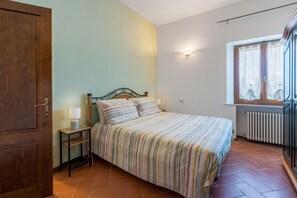 1 quarto, ferros/tábuas de passar roupa, berço de viagem