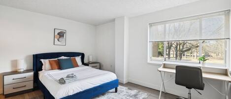 2 habitaciones, escritorio y tabla de planchar con plancha