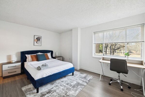 2 chambres, bureau, fer et planche à repasser, lit de bébé portatif