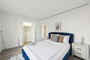 2 室のベッドルーム、デスク、アイロン / アイロン台、旅行用ベビーベッド