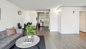Un apartamento moderno con sala de estar, comedor y cocina.