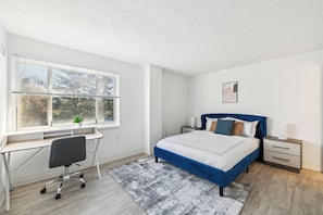 2 chambres, bureau, fer et planche à repasser, lit de bébé portatif