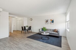 スマートテレビ、書庫、書斎 / ワークスペース