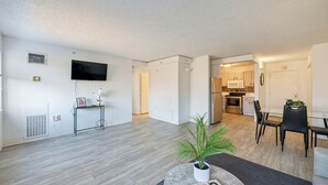 Un appartement moderne comprenant un salon, un coin repas et une cuisine.