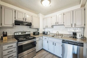 冷蔵庫、電子レンジ、オーブン、コンロ