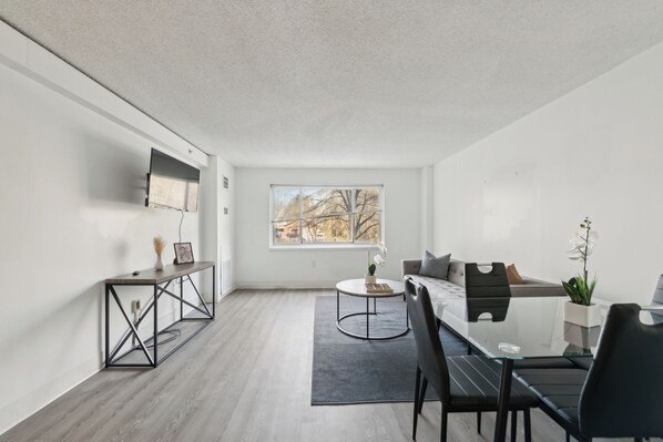 スマートテレビ、書庫、書斎 / ワークスペース