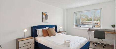 1 chambre, bureau, fer et planche à repasser, lit de bébé portatif