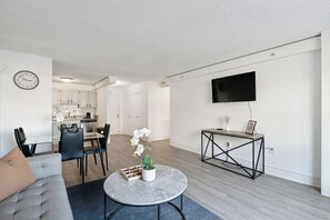 スマートテレビ、書庫、書斎 / ワークスペース