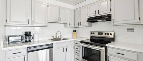 Jääkaappi, mikroaaltouuni, uuni, liesi