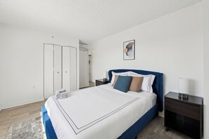 2 chambres, bureau, fer et planche à repasser, lit parapluie