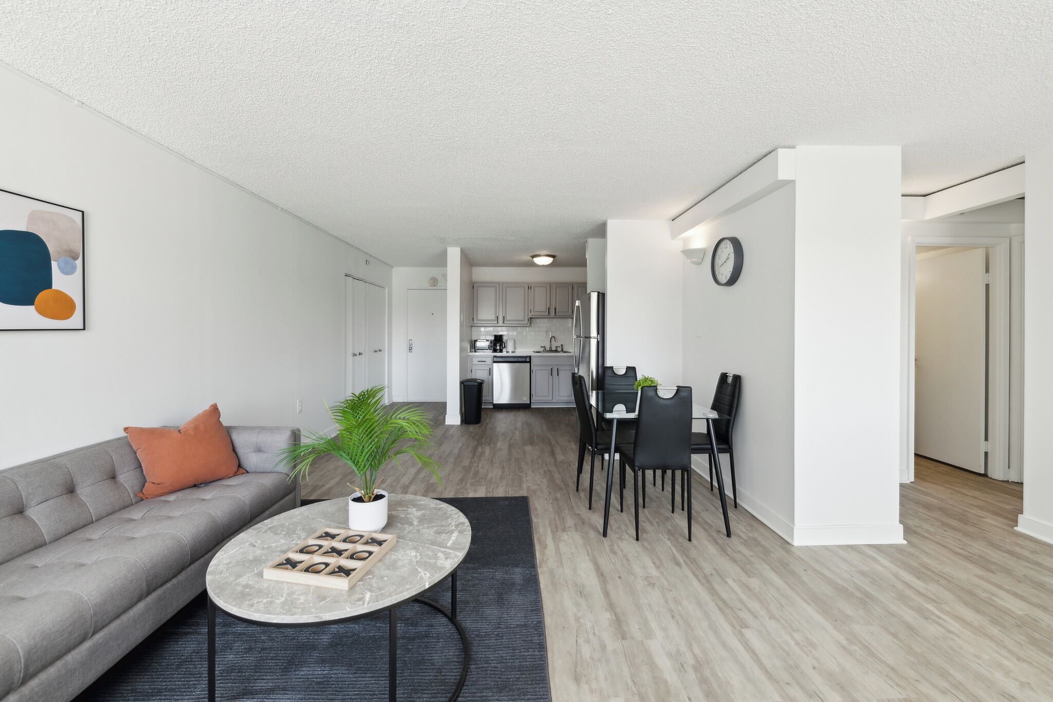 Smart TV, libros y oficina 