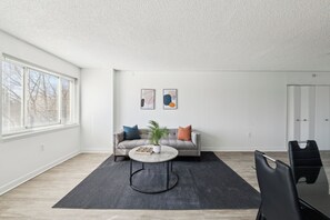 TV connectée, livres, espaces bureaux