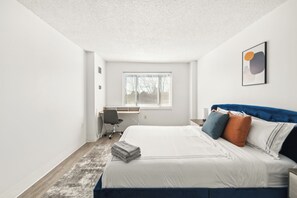 2 Schlafzimmer, Schreibtisch, Bügeleisen/Bügelbrett, Reisekinderbett