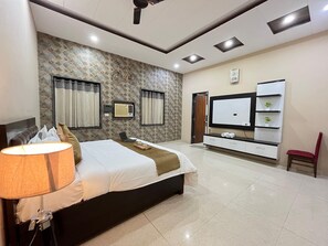 Villa de lujo, 6 habitaciones, alberca privada, en el área del jardín | 6 habitaciones, escritorio y espacio para trabajar con laptop 