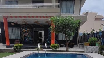 Una piscina al aire libre