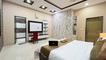 Biệt thự Cao cấp, 6 phòng ngủ, hồ bơi riêng, khu vực vườn | 6 phòng ngủ, bàn, khu vực làm việc phù hợp cho laptop
