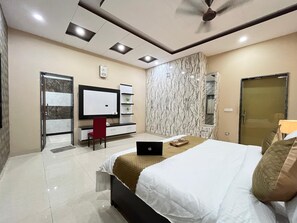 Villa de lujo, 6 habitaciones, piscina privada, en la zona del jardín | 6 dormitorios, escritorio, espacio para trabajar con un portátil