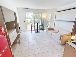 TV - Renovated studio with balcony and garage in central Menton (Menton)