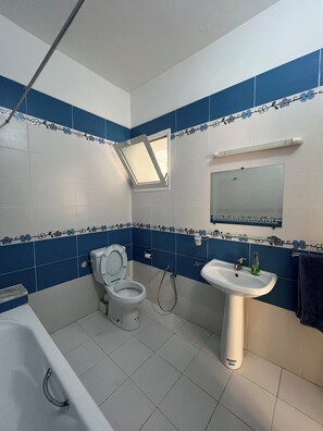 Serviettes fournies, papier toilette