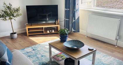 Contractor/Business/Family Friendly/2-Bed Apt/Spotless/Fast WiFi/Lg ScreenTV