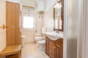 Een douche, een bidet, handdoeken