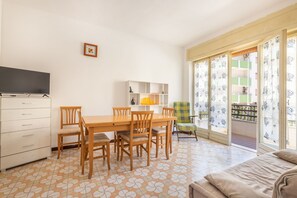 Interior - Cosy apartment for 4 people with A/C, TV and balcony (Gallipoli)