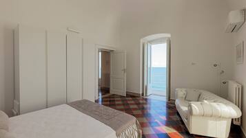 1 Schlafzimmer, Zimmersafe, Schreibtisch, BĂŒgeleisen/BĂŒgelbrett