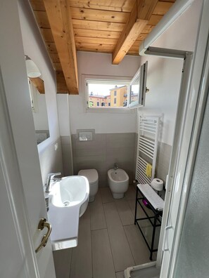 Regadera, secadora de cabello, bidet, toallas