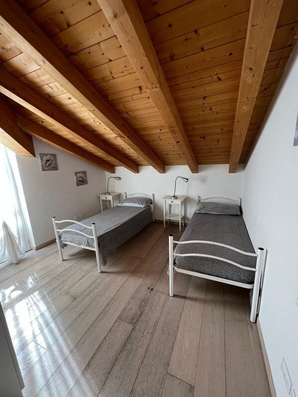 9 habitaciones, tabla de planchar con plancha y wifi gratis